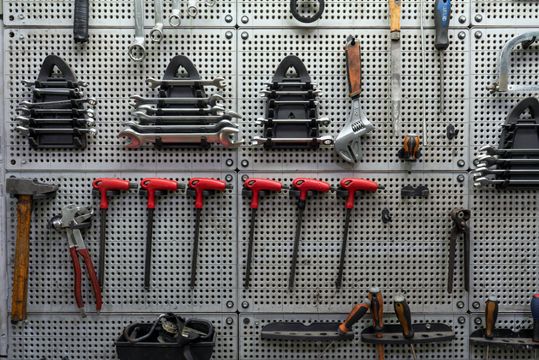 Mur d'outils dans un atelier de mécanique